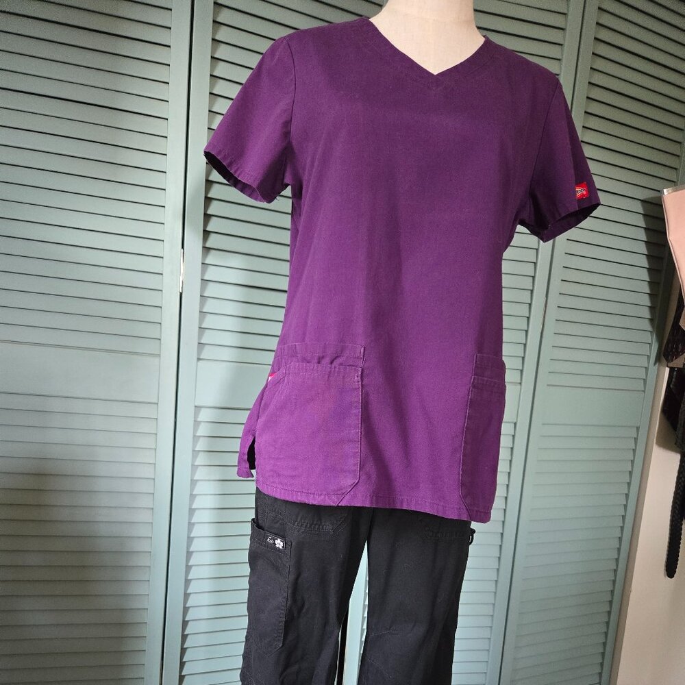 Dickies EDS Signature contemporary fit V-neck scrub top Medium Eggplant purple